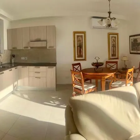 Modern Cozy & Spacious In Malta - Perfect Near Saint Julians Apartment *